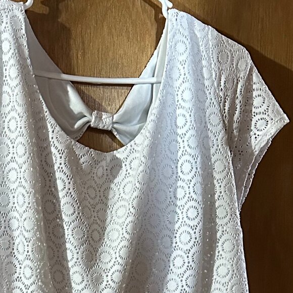 Used White Torrid Dress Knee length Textured Dress Open area in the back 2 - Picture 3 of 9